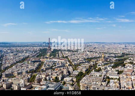 Blick über Paris, mit Blick auf den Eiffelturm und La Defense, von der Spitze des Tour Montparnasse, Paris, Frankreich Stockfoto