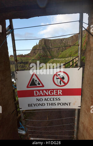 Giant es Causeway Strecke gesperrt, das Amphitheater, Gefahr keinen Zugang über diesen Punkt, Bushmills, County Antrim, Stockfoto