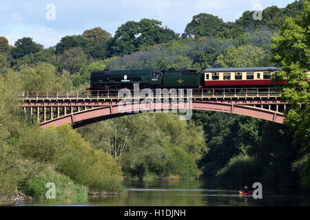 Dampf-Lokomotive Sir Keith Park überqueren den Fluss Severn auf der Victoria Bridge auf die Severn Valley Railway bei Arley Uk Stockfoto