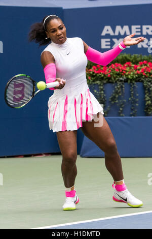 Serena Williams (USA) im Wettbewerb bei den US Open 2016 Stockfoto