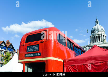 Route Master Double Decker Bus in eine Mobile Bar verwandeln. Stockfoto