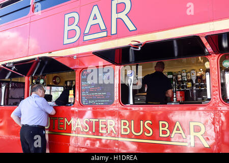 Route Master Double Decker Bus in eine Mobile Bar verwandeln. Stockfoto