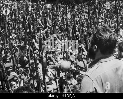 Kubanische Revolutionsführer und Ministerpräsident Fidel Castro eine Rede in Zentral-Havanna am 16. April 1961 (am Tag vor der U.S.-geförderten Schweinebucht-Invasion), bewaffnete revolutionäre. Foto von Raul Corrales. Stockfoto