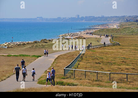 Menschen zu Fuß entlang der Küste von Hengistbury Kopf an einem sonnigen Tag, Dorset, Engalnd Stockfoto