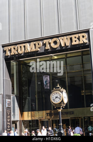 Trump Tower ist ein Büro- und Wohnhaus-Wolkenkratzer in Midtown Manhattan an der Fifth Avenue, New York City, USA Stockfoto