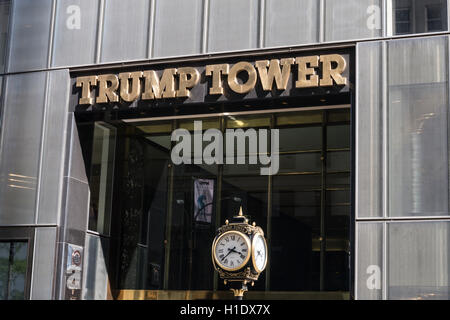 Trump Tower ist ein Büro- und Wohnhaus-Wolkenkratzer in Midtown Manhattan an der Fifth Avenue, New York City, USA Stockfoto