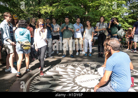 Denkmal-Mosaik am Strawberry Fields, Central Park, New York Stockfoto