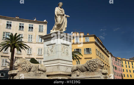 Napoleon Bonoparte Denkmal und bunten Häusern von Ajaccio, Korsika. Stockfoto