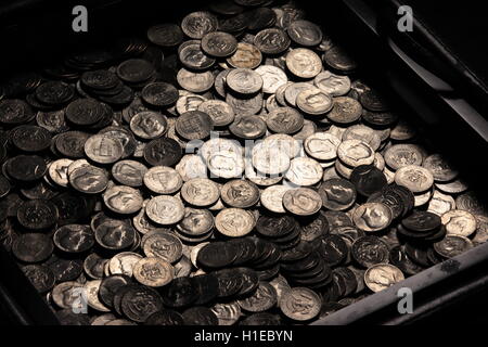 große Haufen von farbigen Silbermünzen Stockfoto