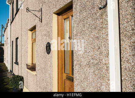 Kiesel gestrichelte Wände von Häusern, Hütten inmitten der Hügel Dorf Llansaint, in der Nähe von Kidwelly, Carmarthenshire, Wales. Stockfoto