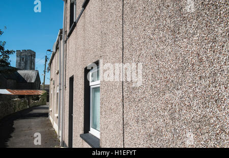 Kiesel gestrichelte Wände von Häusern, Hütten inmitten der Hügel Dorf Llansaint, in der Nähe von Kidwelly, Carmarthenshire, Wales. Stockfoto