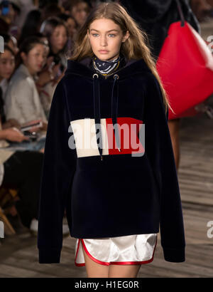 NEW YORK, NY - 9. September 2016: Gigi Hadid geht die Start-und Landebahn bei Tommy Hilfiger Damen Fashion Show während der NYFW Stockfoto