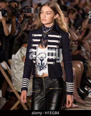 NEW YORK, NY - 9. September 2016: Gigi Hadid geht die Start-und Landebahn bei Tommy Hilfiger Damen Fashion Show während der NYFW Stockfoto