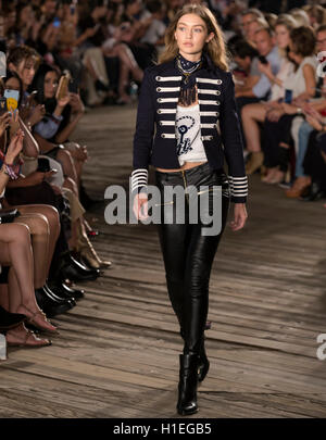 NEW YORK, NY - 9. September 2016: Gigi Hadid geht die Start-und Landebahn bei Tommy Hilfiger Damen Fashion Show während der NYFW Stockfoto