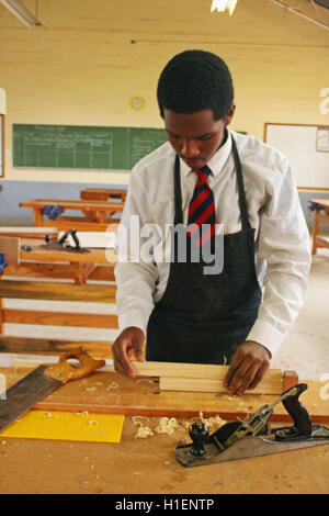 Schuljunge ausrichten von Holz in Holzarbeiten Klassenzimmer, Markus Schule, Mbabane, Hhohho, Königreich Swasiland Stockfoto