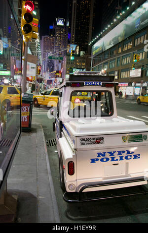 Close-up Rückseite des NYPD LKW geparkt am Times Square am schönen Nacht, Manhattan, New York City, NY, USA Stockfoto