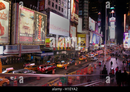 Times Square Gedränge und Verkehr bei Nacht, Manhattan, New York City, NY, USA Stockfoto