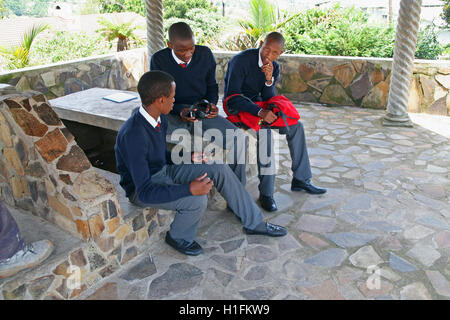 Schule Jungs außerhalb Klassenzimmer Musik anhören, Markus Schule, Mbabane, Hhohho, Königreich Swasiland Stockfoto