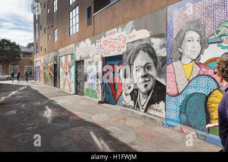 Das Clarion Gasse zwischen Mission und Valencia Street, Mission District, San Francisco, CA, USA mit Wandmalerei und Graffiti-Kunst. Stockfoto