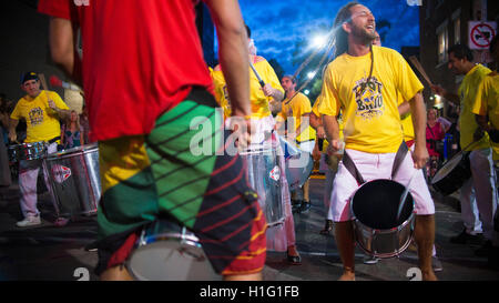 TORONTO, KANADA - 22. AUGUST 2015; Samba-Kader führt auf dem Toronto-Jazz-Festival an den Stränden. Stockfoto