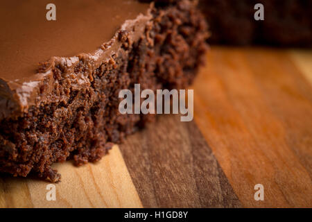 Chocolate Fudge Brownies auf gestreiften Holzbrett Stockfoto