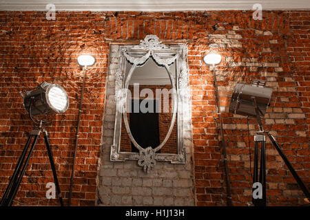 Alte reich verzierten Rahmen auf Spiegel Glas an die Wand hängen. Stockfoto