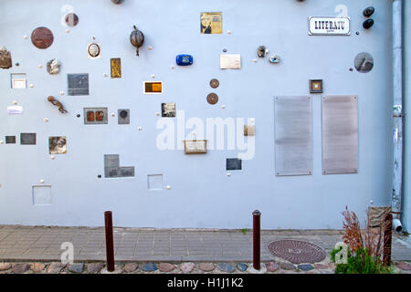 Literatu Straße mit seinen Plaketten zu berühmten Schriftstellern, in der Altstadt von Vilnius Stockfoto