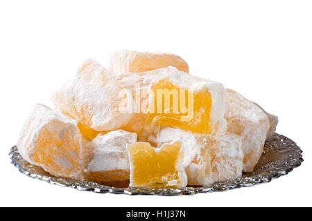 Türkische süße Freude Lokum traditionelles Dessert auf türkische Teller isoliert auf weiss mit Beschneidungspfad enthalten Stockfoto