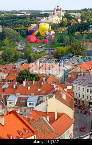 Heißluftballons am Rande der Altstadt von Vilnius Stockfoto