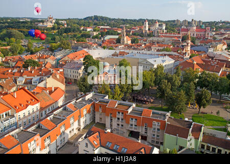 Heißluftballon fliegen über der Altstadt von Vilnius Stockfoto