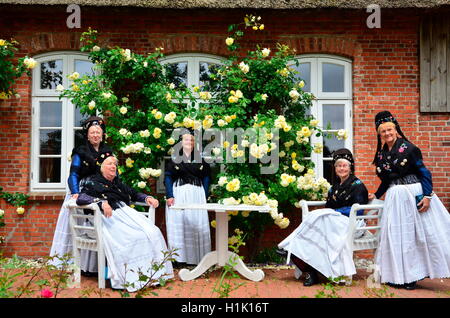 Frauen, Tracht, Trachtentanzgruppe, Nordseeinsel Pellworm, Schleswig-Holstein, Deutschland Stockfoto