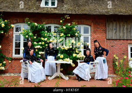 Frauen, Tracht, Trachtentanzgruppe, Nordseeinsel Pellworm, Schleswig-Holstein, Deutschland Stockfoto