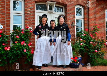 Frauen, Tracht, Trachtentanzgruppe, Nordseeinsel Pellworm, Schleswig-Holstein, Deutschland Stockfoto