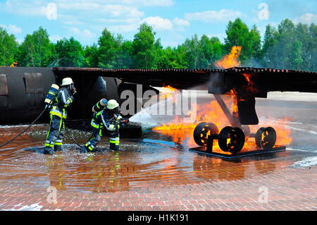 Ausbildung, Feuerwehr, Feuerwehr, Mock-up Flugzeug, Rettung und Brandbekämpfung Flughafendienstleistungen, München, Bayern, Deutschland Stockfoto