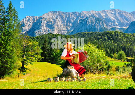 Frau mit Ziehharmonika Stockfoto