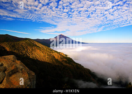 Pico del Teide deutschen Passatwolken, Nationalpark Teide, Teneriffa, Kanarische Inseln, Spanien Stockfoto