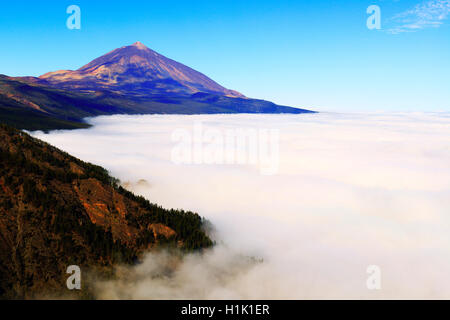 Pico del Teide deutschen Passatwolken, Nationalpark Teide, Teneriffa, Kanarische Inseln, Spanien Stockfoto