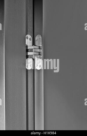 Neue, moderne metal Türscharniere auf weiße Holztüren Stockfoto, Bild