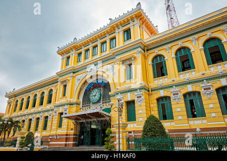 Farbenfrohe Fassade des Central Post Office Gebäude von Alfred Foulhoux. District 1, Ho Chi Minh City, Vietnam. Stockfoto