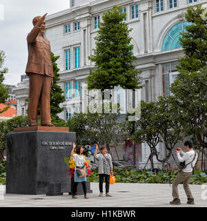 Touristen fotografieren vor Ho-Chi-Minh-Statue. Ho-Chi-Minh-Stadt, Vietnam. Stockfoto