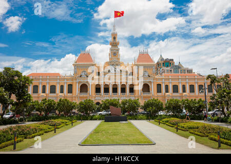 Hauptfassade des Volkskomitees Gebäude (Rathaus) ab Nguyen Hue Street gesehen. District 1, Ho Chi Minh City, Vietnam. Stockfoto