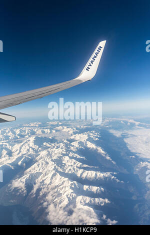 Ryanair-Flug über die Alpen mit Schnee auf den Gipfeln Stockfoto