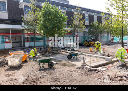 Arbeiter verlegen neue Fußgänger Fläche im Zentrum von Abergavenny, Wales, UK Stockfoto