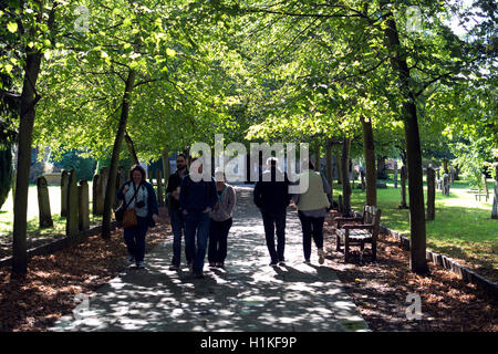 Gefleckte Sonnenlicht auf den Weg zum Holy Trinity Church, London, UK Stockfoto