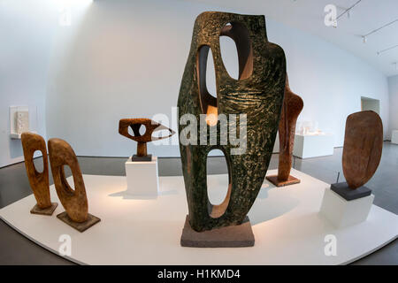 Kunstgalerie Interieur mit Barbara Hepworth Skulpturen Stockfoto