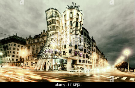 Weltberühmte Gebäude, Tanzendes Haus Prag von Frank Gehry entworfen, Abenddämmerung, Prag, Tschechische Republik Tanzhaus Europa Stockfoto