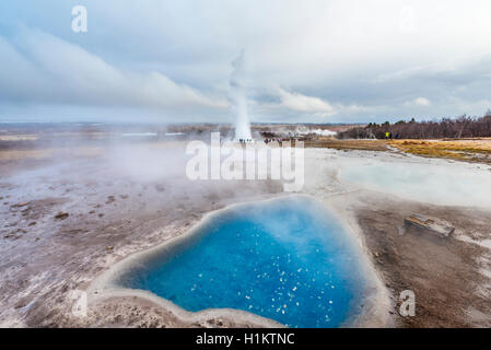 Hot Springs, geothermale Region im Haukadalur Tal, Blesi heißer Frühling in Front, Strokkur Geysir hinter ausbrechenden, Golden Circle Stockfoto