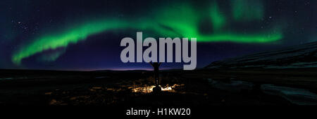 Junge Frau strecken die Arme nach oben, Sternenhimmel, Nordlicht, Aurora borealis, in der Nähe von Kolugljúfur, nordwestliche Region Stockfoto