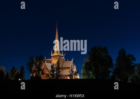 Beleuchtete Stabkirche Lom, Lom, Oppland, Norwegen Stockfoto