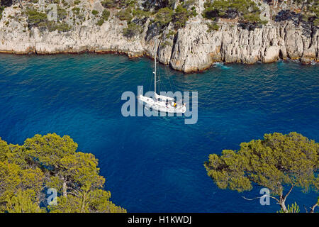 Segelboot in Calanque de Port Pin, Calanques Nationalpark, Provence, Frankreich Stockfoto
